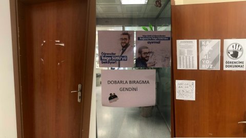 Boğaziçi Üniversitesi akademisyenlerinin kapılarındaki afişler söküldü, izin vermeyenlerin kapıları fotoğraflandı